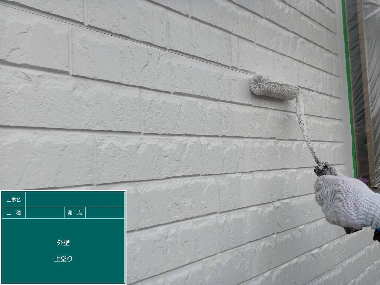 上塗りで外壁塗装仕上げ中